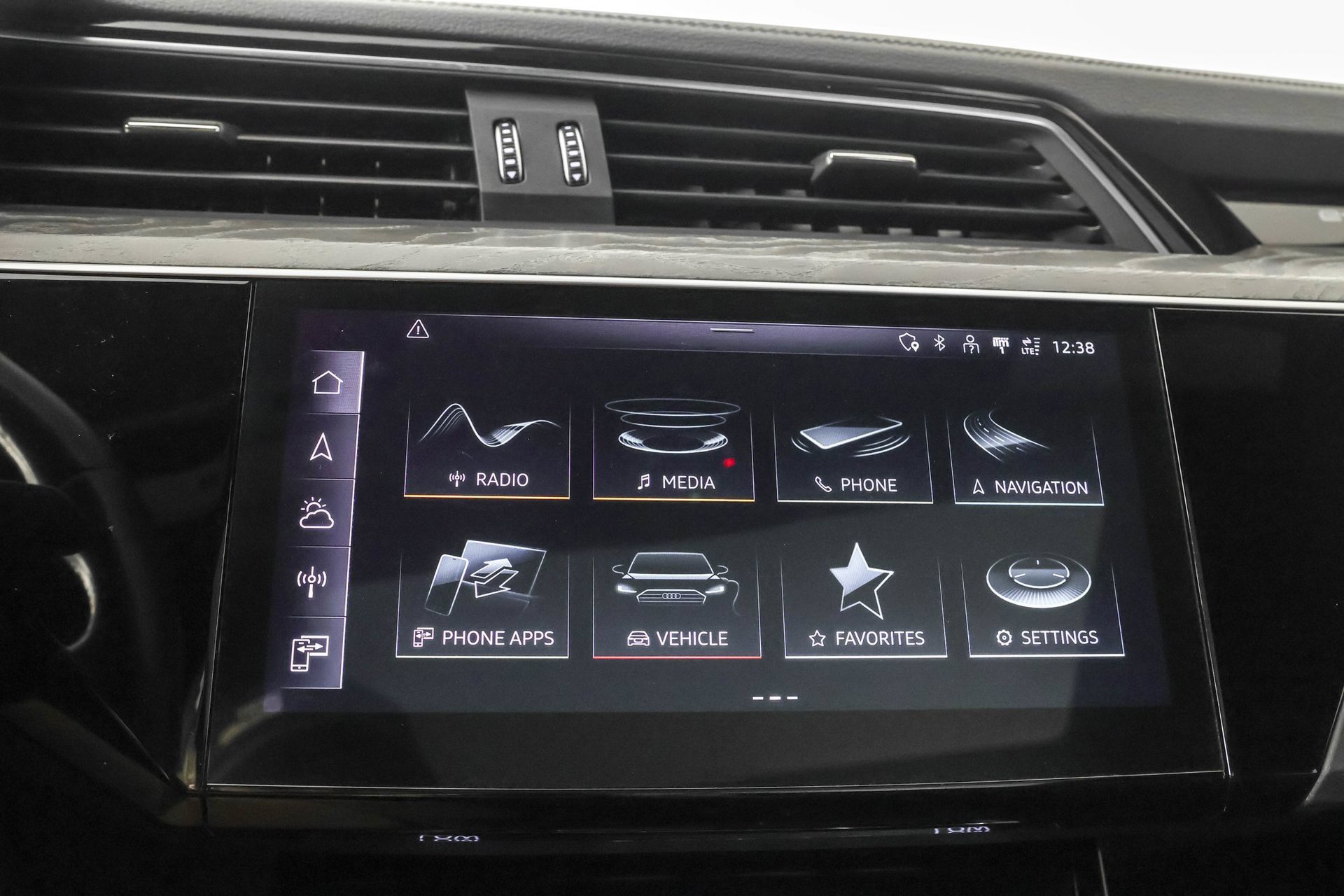 Used 2024 Audi Q8 e-tron Premium Plus w/ Premium Plus Package AWD/4WD image 27