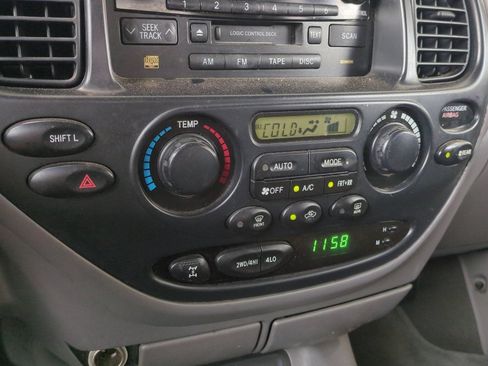 Used 2005 Toyota Sequoia SR5 AWD/4WD image 27
