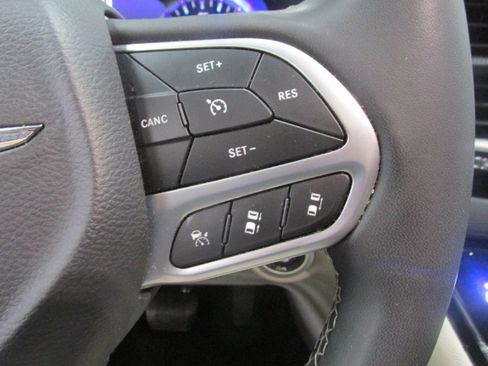 Used 2023 Chrysler Pacifica Touring-L FWD image 32