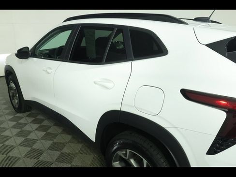 Used 2025 Chevrolet Trax LT w/ LT Convenience Package FWD image 15