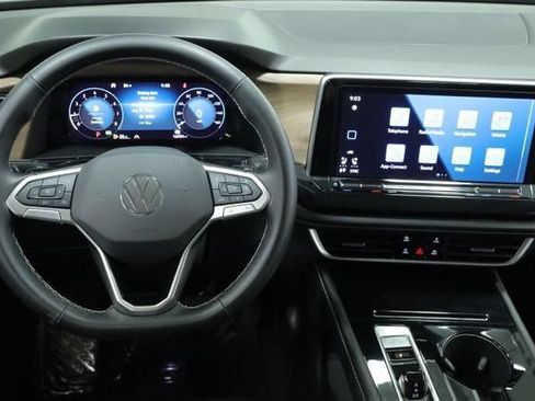 Used 2025 Volkswagen Atlas SE FWD image 11