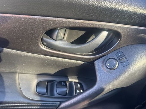 Used 2019 Nissan Rogue S image 32