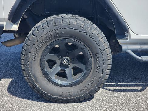 Used 2018 Jeep Wrangler Unlimited Sahara image 12