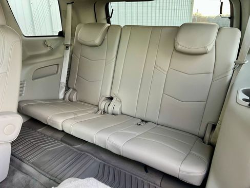 Used 2015 Cadillac Escalade Luxury image 39