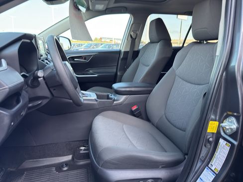 Used 2022 Toyota RAV4 XLE w/ Convenience Package AWD/4WD image 10