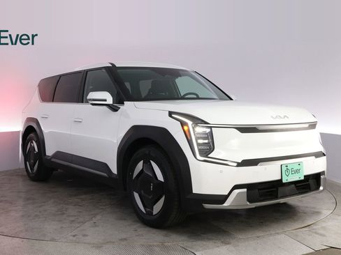 Used 2024 Kia EV9 Light Long Range RWD image 13