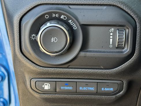 Used 2023 Jeep Wrangler Sahara w/ Cold Weather Group image 21