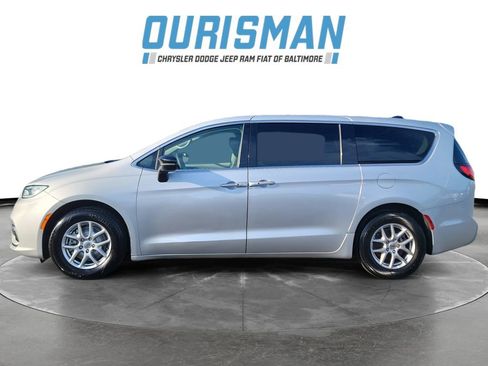 Used 2024 Chrysler Pacifica Touring-L FWD image 3