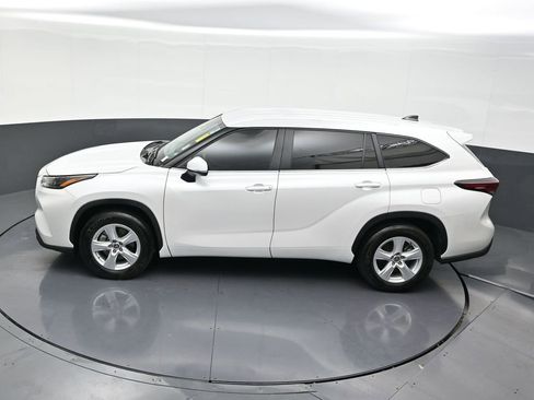 Used 2024 Toyota Highlander LE image 17