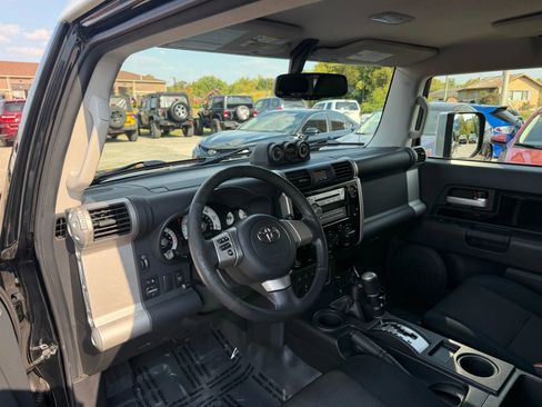 Used 2010 Toyota FJ Cruiser Sport Utility 2D image 11