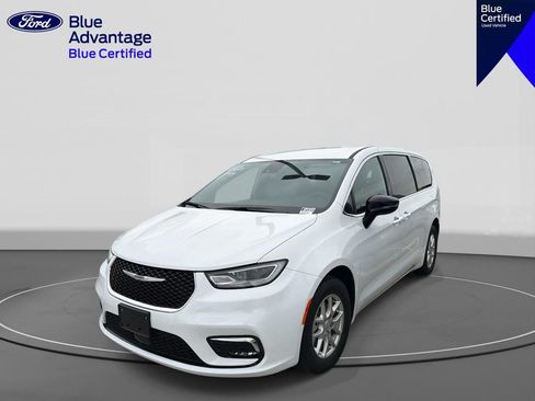 Used 2025 Chrysler Pacifica Select FWD image 3