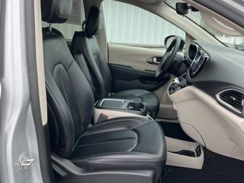 Used 2024 Chrysler Pacifica Touring-L FWD image 33