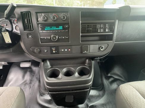 Used 2018 Chevrolet Express 2500 RWD image 20