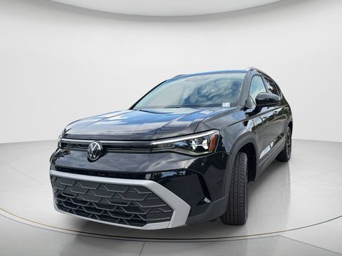 New 2026 Volkswagen Taos SE FWD image 2