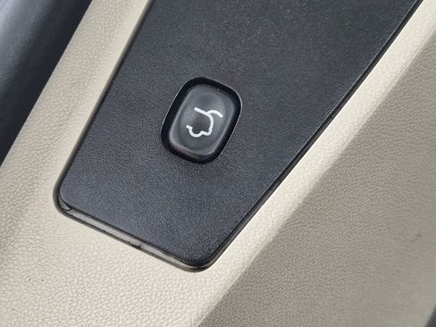 Used 2014 Chrysler Town & Country Touring FWD image 15
