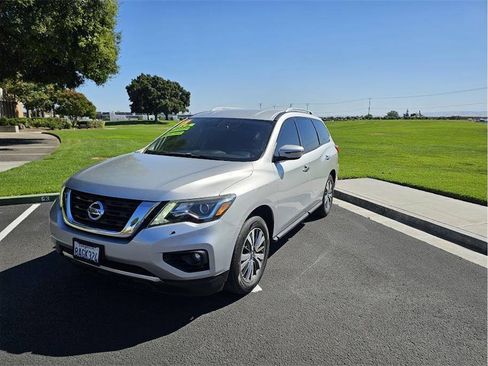 Used 2018 Nissan Pathfinder SV AWD/4WD image 3