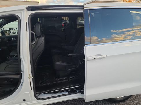 Used 2025 Chrysler Pacifica Select image 26