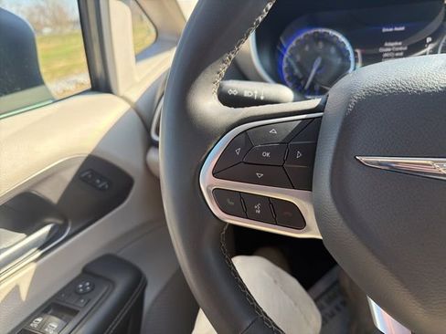 Used 2023 Chrysler Pacifica Touring-L FWD image 46