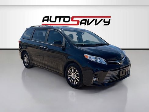 Used 2020 Toyota Sienna XLE w/ XLE Navigation Package FWD image 1