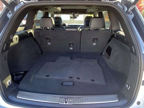 Used 2022 Jeep Grand Cherokee Overland w/ Luxury Tech Group IV image 9