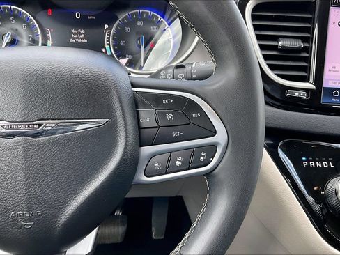 Certified 2023 Chrysler Pacifica Touring-L FWD image 11