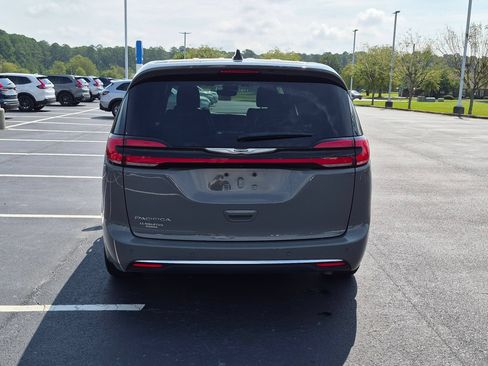 Used 2025 Chrysler Pacifica Select FWD image 4