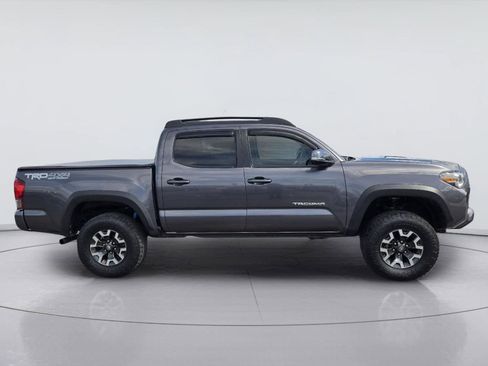 Used 2017 Toyota Tacoma TRD Off-Road w/ Premium & Technology Package AWD/4WD image 4