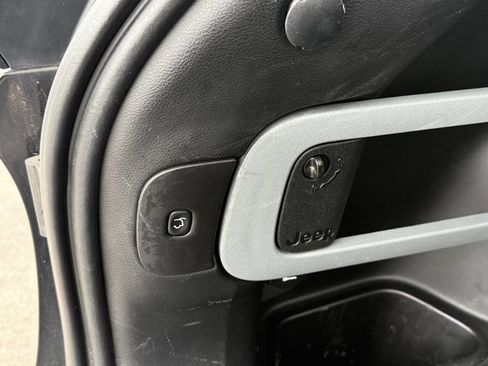 Used 2014 Jeep Cherokee Limited w/ Luxury Group image 21