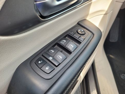 Used 2023 Chrysler Pacifica Touring-L FWD image 26