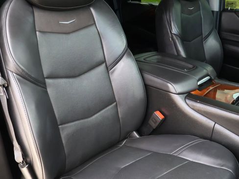 Used 2018 Cadillac Escalade Luxury image 24
