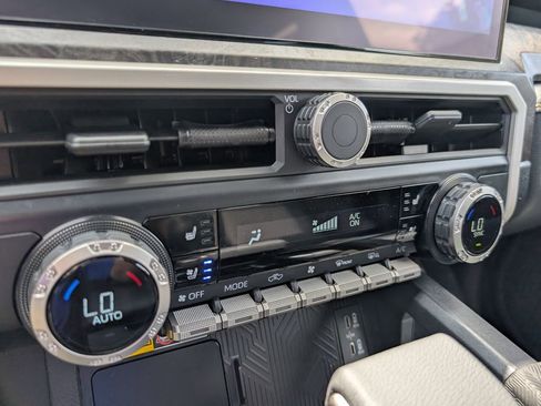 Used 2025 Toyota Tacoma Limited AWD/4WD image 26