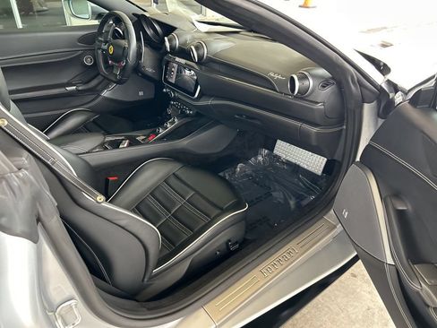 Used 2019 Ferrari Portofino RWD image 44