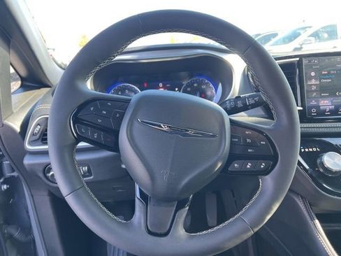Used 2025 Chrysler Pacifica Limited image 13