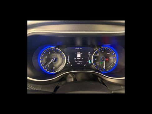 Used 2018 Chrysler Pacifica Limited w/ Tire & Wheel Group FWD image 15