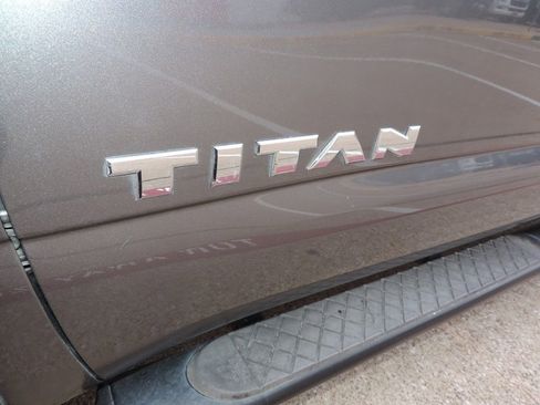 Used 2017 Nissan Titan SV image 12