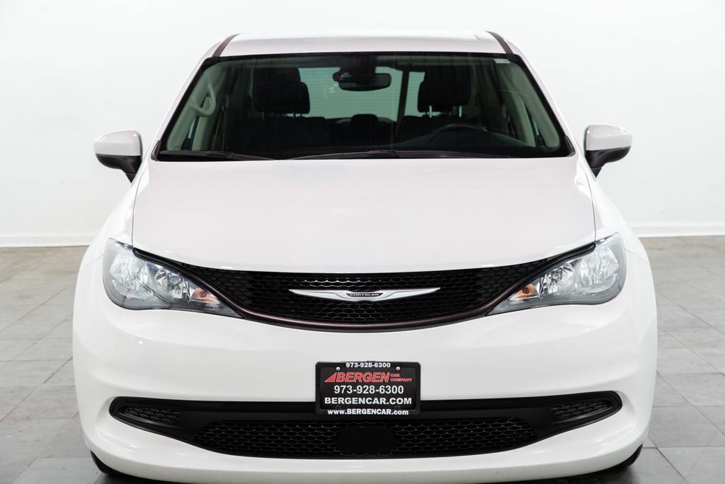 Used 2023 Chrysler Voyager LX FWD image 2