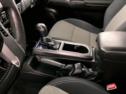 Used 2021 Toyota Tacoma TRD Off-Road w/ Technology Package AWD/4WD image 17