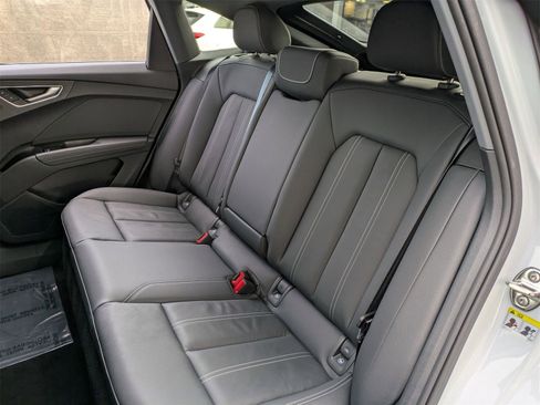 Used 2025 Audi Q4 e-tron Prestige image 31