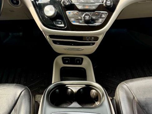 Used 2017 Chrysler Pacifica Touring-L Plus w/ Advanced Safetytec Group FWD image 23