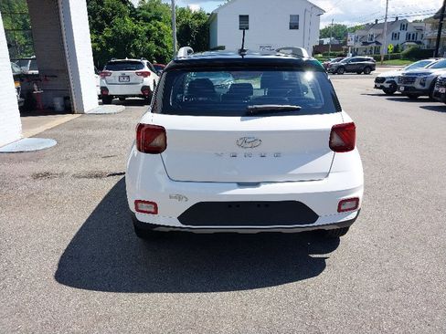 Used 2023 Hyundai Venue Limited FWD image 7