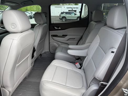 Used 2023 GMC Acadia SLT w/ Technology Package AWD/4WD image 16