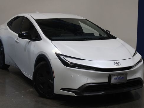 Used 2024 Toyota Prius LE FWD image 3