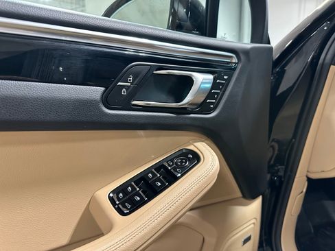 Used 2025 Porsche Macan image 12