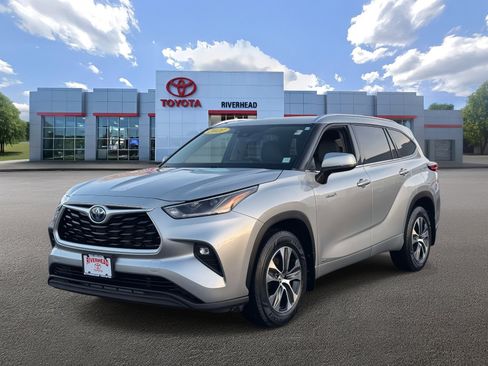 Used 2021 Toyota Highlander XLE image 1
