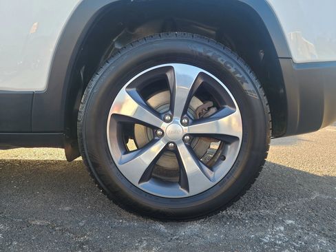 Used 2019 Jeep Cherokee Limited AWD/4WD image 21