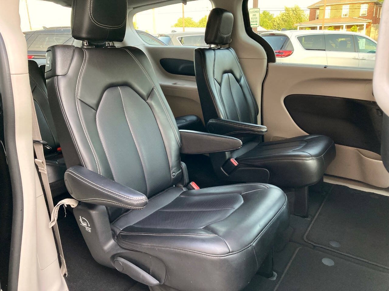 Used 2023 Chrysler Pacifica Touring-L FWD image 11