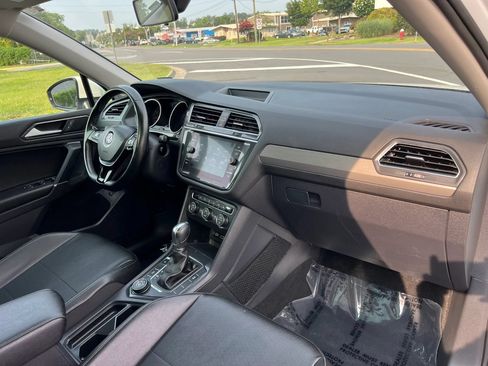 Used 2018 Volkswagen Tiguan SEL AWD/4WD image 17