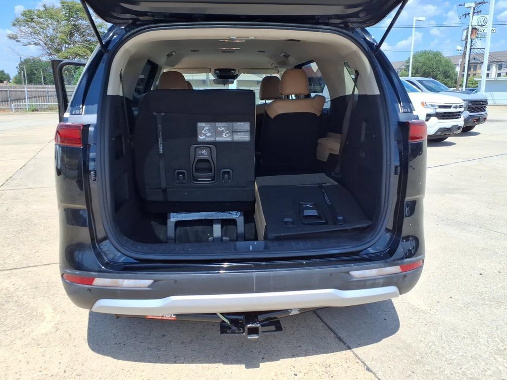 Used 2023 Kia Carnival LX FWD image 24