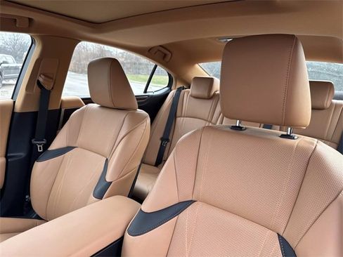 New 2025 Lexus ES 300h w/ Luxury Package image 32