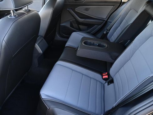 Used 2025 Volkswagen Jetta SE w/ Sunroof Package image 10